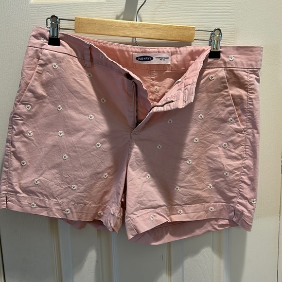 Old Navy Pants - Old Navy Pink shorts with daisy pattern Size 12